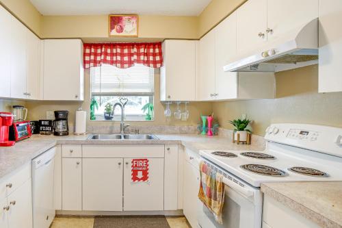 5 Mi to Beach Family-Friendly Home in Clearwater! in Clearwater, USA