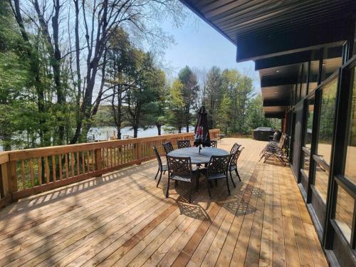 Red Cedar Chalet on Brady Lake in Blairhampton (ON)