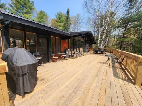 Red Cedar Chalet on Brady Lake in Blairhampton (ON)