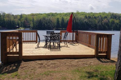 Red Cedar Chalet on Brady Lake in Blairhampton (ON)