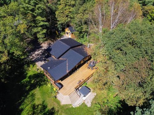 Red Cedar Chalet on Brady Lake in Blairhampton (ON)
