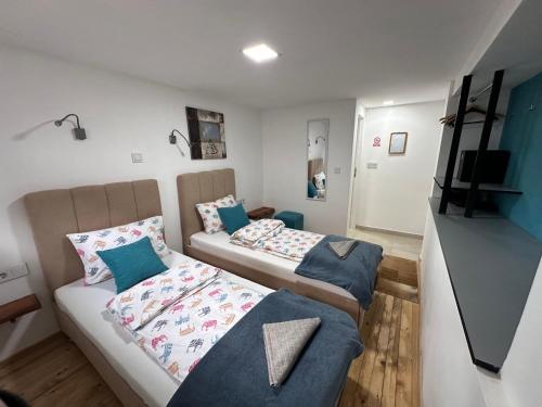 2 twin beds