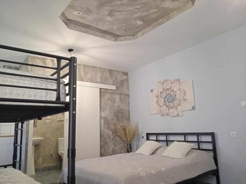1 queen bed, 1 bunk bed