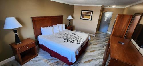 Town House Inn and Suites in Elmwood Park, USA