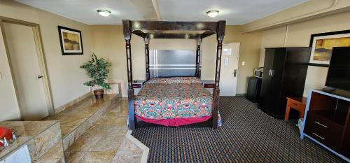 Town House Inn and Suites - image 2