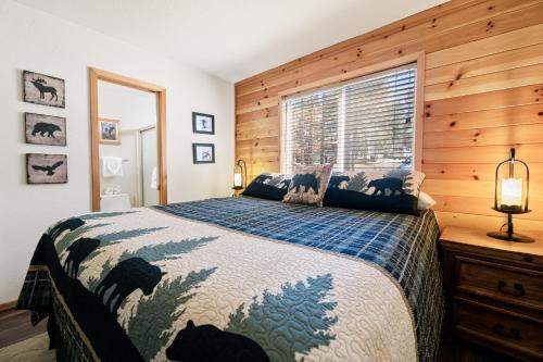 Catalina Creekside Cabin - Log home with wood burning fireplace for an immersive mountain getaway! in Big Bear Lake, USA