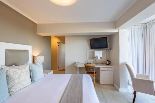 Luxury Suite with Balcony image 10