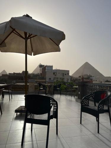 Malak pyramids inn