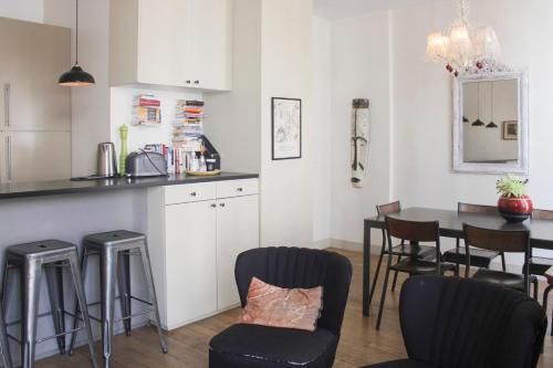 Beautiful spacious apartment in the heart of Paris - image 2