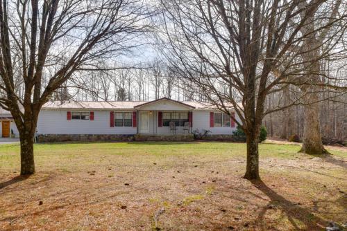 Dog-Friendly Georgia Home with Grill and Fishing Pond!