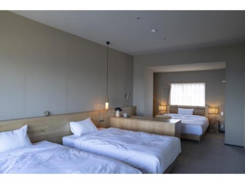 1 queen bed, 2 double beds, 1 sofa bed