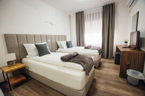 1 king bed, 1 sofa bed