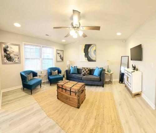 Chic Oasis: 3BR, 2BA, Private Deck in 鵝溪