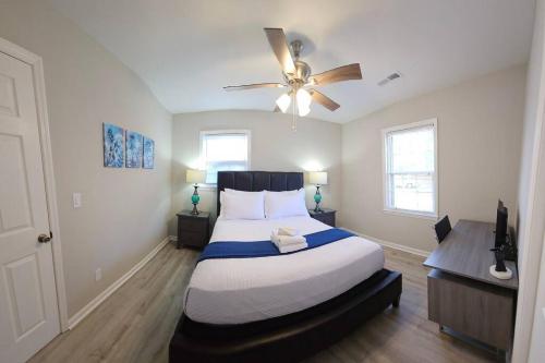 Chic Oasis: 3BR, 2BA, Private Deck in 鵝溪