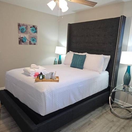 Chic Oasis: 3BR, 2BA, Private Deck in 鵝溪