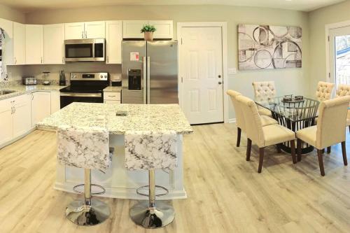 Chic Oasis: 3BR, 2BA, Private Deck in 鵝溪