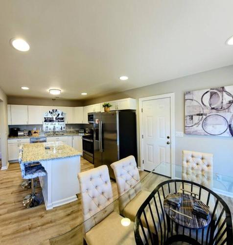 Chic Oasis: 3BR, 2BA, Private Deck in 鵝溪