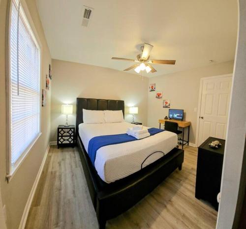 Chic Oasis: 3BR, 2BA, Private Deck in 鵝溪