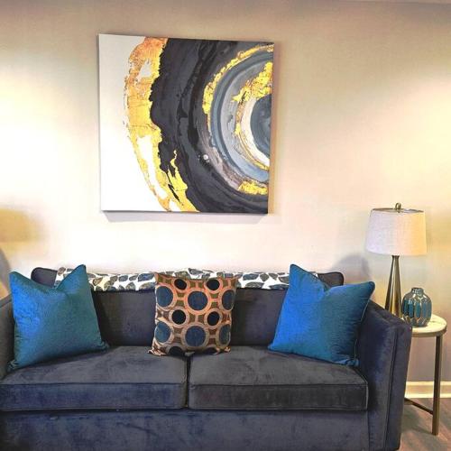 Chic Oasis: 3BR, 2BA, Private Deck in 鵝溪