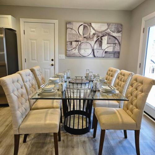 Chic Oasis: 3BR, 2BA, Private Deck in 鵝溪