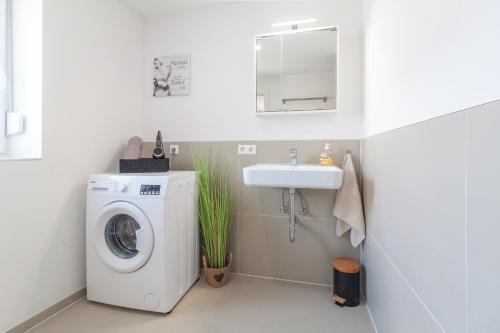 浴室, nJoy! Relax Apartment - Beuren Therme & Parkplatz in 博伊倫