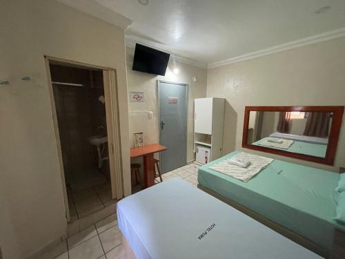 Deluxe Twin Room image 8