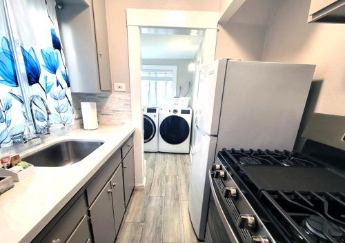 Beautiful Guesthouse, Sleeps 4 - Kitchen, Private Laundry, AC, Parking, 65 TV, Close to Stores, Restaurants & Beach in Long Beach, USA