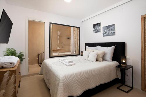 Deluxe Studio in Center with Parking and Bathtub 5