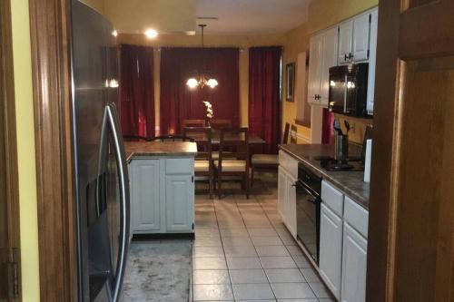 Peaceful & Elegant Sleeps 16 with Pool Near Mall in Memphis, USA