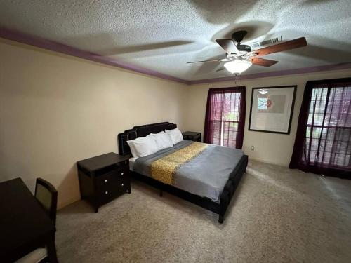 Peaceful & Elegant Sleeps 16 with Pool Near Mall in Memphis, USA