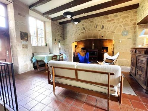 Manoir de famille proche lac in Saint-Etienne-Cantales