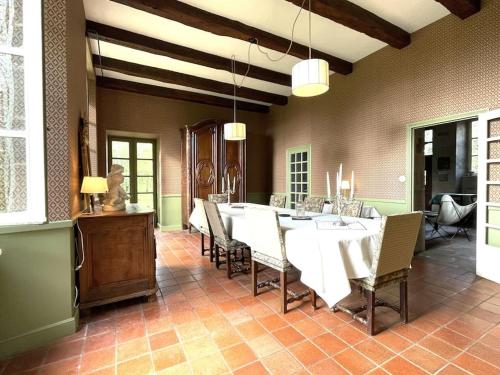 Manoir de famille proche lac in Saint-Etienne-Cantales