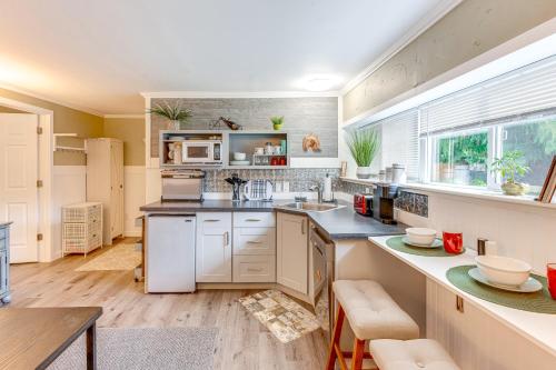 Charming Updated Studio Walk to Lake Stevens - main image