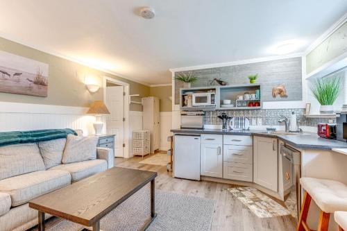 Charming Updated Studio Walk to Lake Stevens - image 7