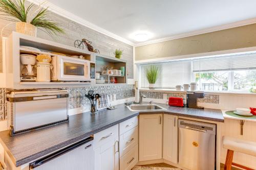 Charming Updated Studio Walk to Lake Stevens - image 12