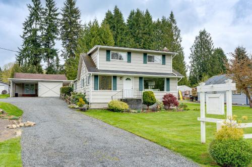 Charming Updated Retreat Walk to Lake Stevens!