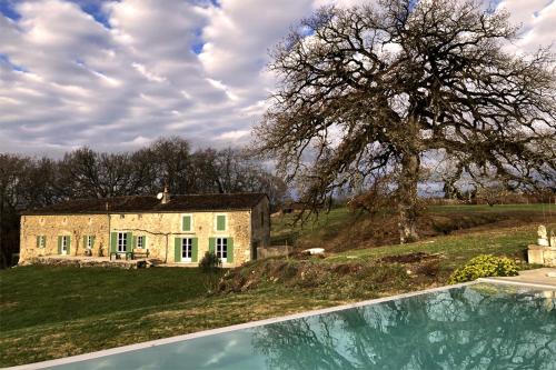 Chambre spacieuse dans très belle batisse en pierre restaurée et isolée dans un écrin de nature - Location saisonnière - Pellegrue