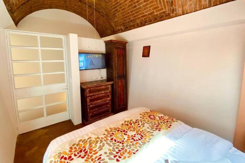 Casa La Luz #2 Private One- bedroom Apartment with Full Kitchen and Private Roof Terrace in San Miguel de Allende, Mexico