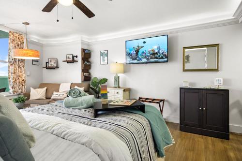 NEW Beachfront Studio - Private Balcony with Ocean View - Pool - Hot Tub - Tiki Bar - Sauna in Daytona Beach, USA