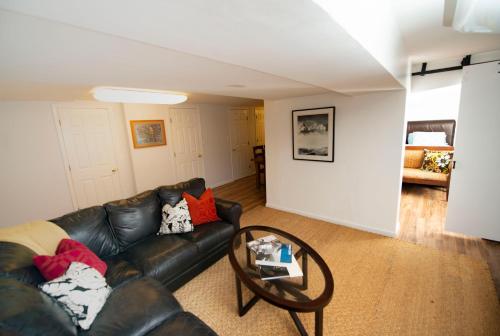 2 Bedroom by Zoo, Metro, Park and Embassies in Forest Hills - Best Location in Washington, USA