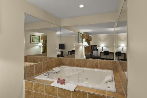 حمام, Best Western Lakewood Inn in هيبرون
