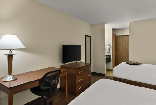 2 queen beds