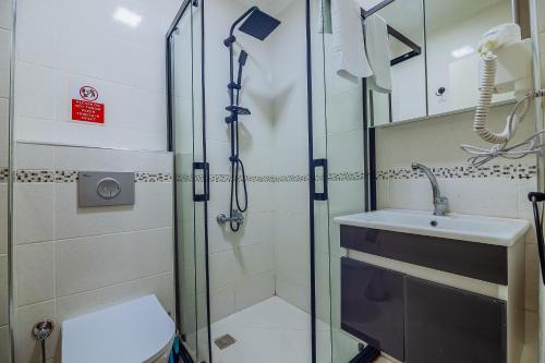 Wonder Suites Room Type - Deluxe Queen Room