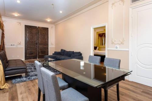 Lavish 2-bedroom Apartment in LA! in Los Angeles, USA