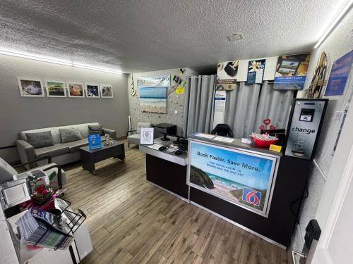 Motel 6 Englewood, FL - 로비