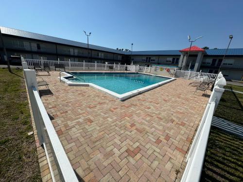 Motel 6 Englewood, FL - 수영장