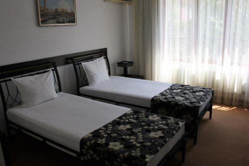 2 twin beds