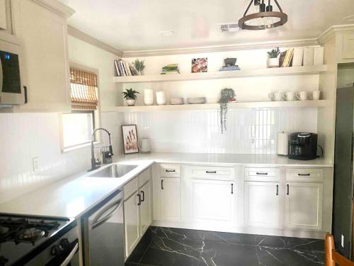 Campus Cottage Kng Bed! Walk To Uco And Downtown in Edmond, USA