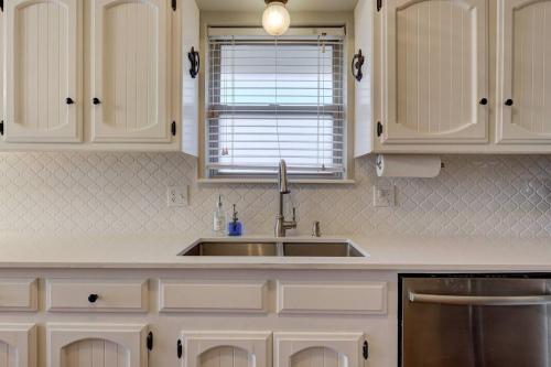Family Home 5 Beds 3 Baths By Oc in Edmond, USA