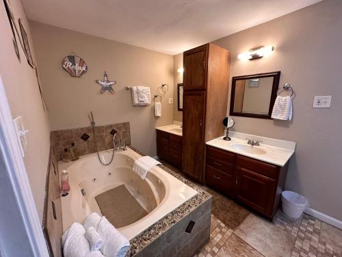 A huge Sprawling House on a large lot -15 minutes to St Louis in Belleville, USA